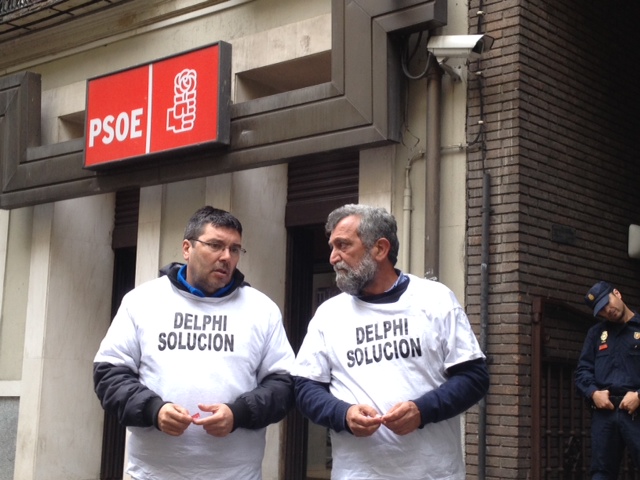 Ex-Delphi se manifiestan frente PSOE en la calle Ferraz en Madrid